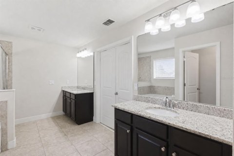 Casa en venta en Deltona, Florida, 5 dormitorios, 355.63 m2 № 2223483 - foto 19