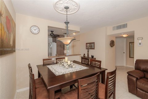 Condominio en venta en Lauderdale Lakes, Florida, 2 dormitorios, 87.7 m2 № 1987741 - foto 11