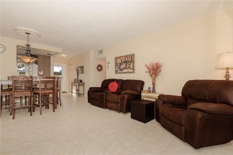 Condominio en venta en Lauderdale Lakes, Florida, 2 dormitorios, 87.7 m2 № 1987741 - foto 15