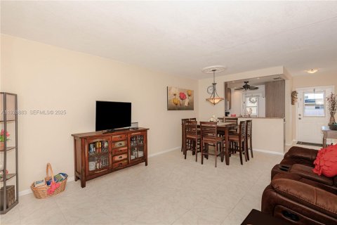Condominio en venta en Lauderdale Lakes, Florida, 2 dormitorios, 87.7 m2 № 1987741 - foto 12