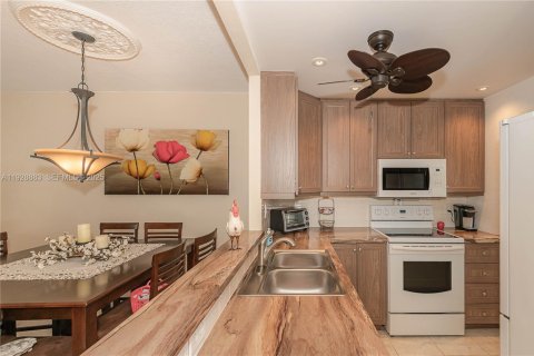 Condominio en venta en Lauderdale Lakes, Florida, 2 dormitorios, 87.7 m2 № 1987741 - foto 1