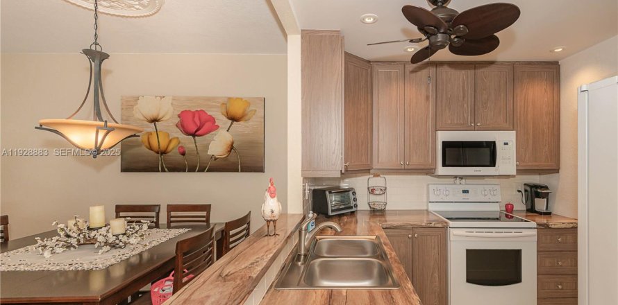 Condominio en Lauderdale Lakes, Florida, 2 dormitorios № 1987741