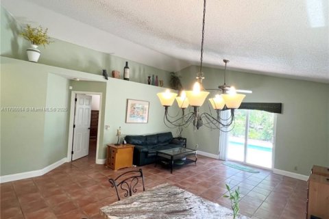 House in Davie, Florida 2 bedrooms, 121.7 sq.m. № 1731742 - photo 8