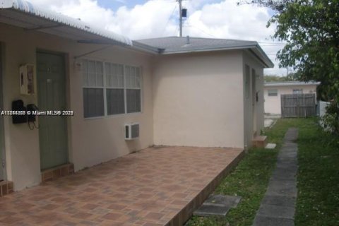 Immobilier commercial à louer à Hollywood, Floride № 1871648 - photo 1