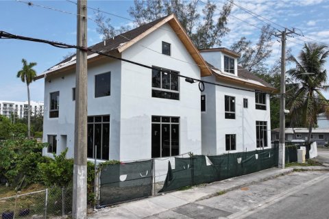 Townhouse in Miami, Florida 4 bedrooms, 201.6 sq.m. № 1217022 - photo 1