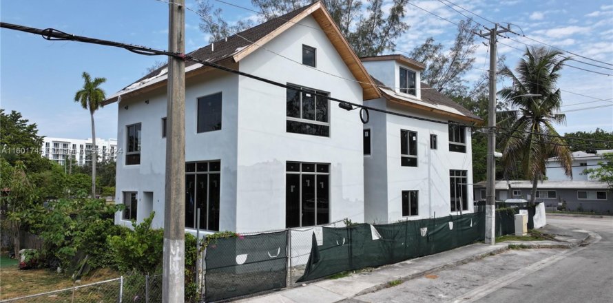 Townhouse in Miami, Florida 4 bedrooms, 201.6 sq.m. № 1217022
