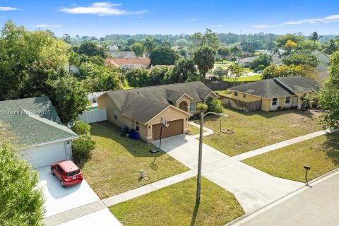 House in Royal Palm Beach, Florida 3 bedrooms, 147.62 sq.m. № 1706047 - photo 4