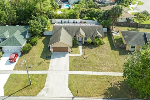 House in Royal Palm Beach, Florida 3 bedrooms, 147.62 sq.m. № 1706047 - photo 9