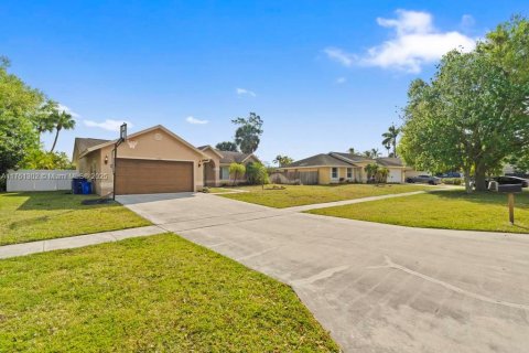 House in Royal Palm Beach, Florida 3 bedrooms, 147.62 sq.m. № 1706047 - photo 3