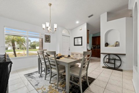 House in Royal Palm Beach, Florida 3 bedrooms, 147.62 sq.m. № 1706047 - photo 12