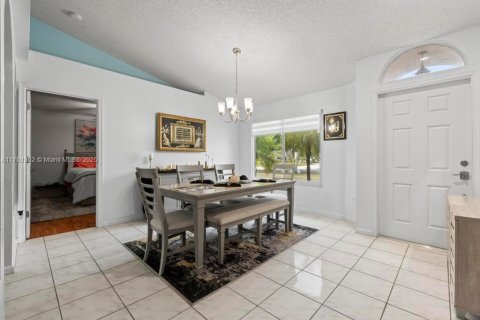 House in Royal Palm Beach, Florida 3 bedrooms, 147.62 sq.m. № 1706047 - photo 11
