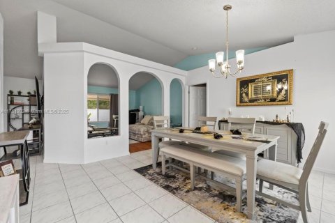 House in Royal Palm Beach, Florida 3 bedrooms, 147.62 sq.m. № 1706047 - photo 10