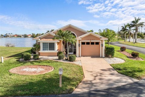 House in Lake Suzy, Florida 3 bedrooms, 133.13 sq.m. № 2308635
