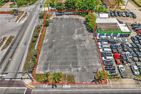 Купить коммерческую недвижимость в Майами-Гарденс, Флорида № 1959592 - фото 2