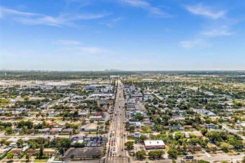 Купить коммерческую недвижимость в Майами-Гарденс, Флорида № 1959592 - фото 11