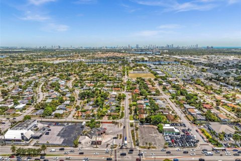 Купить коммерческую недвижимость в Майами-Гарденс, Флорида № 1959592 - фото 9