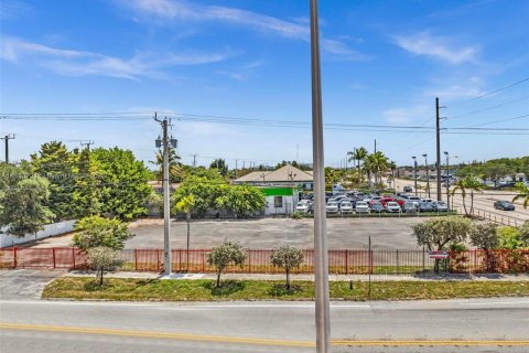 Купить коммерческую недвижимость в Майами-Гарденс, Флорида № 1959592 - фото 6