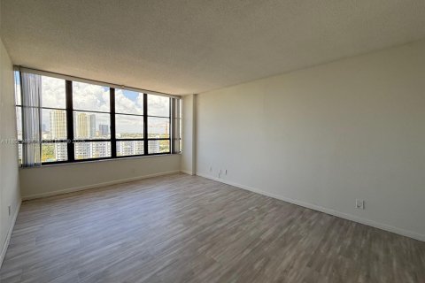 Condo in Hallandale Beach, Florida, 1 bedroom  № 1877564 - photo 10