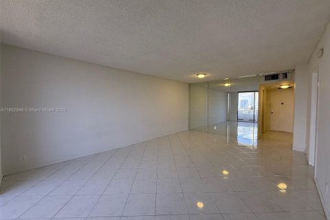 Condo in Hallandale Beach, Florida, 1 bedroom  № 1877564 - photo 7