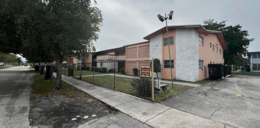 Estudio en el Condominio en Miami, Florida  № 2012767