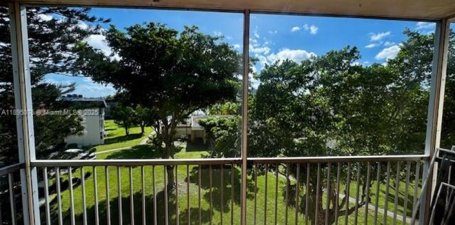 Condominio en Miami, Florida, 3 dormitorios № 2054467