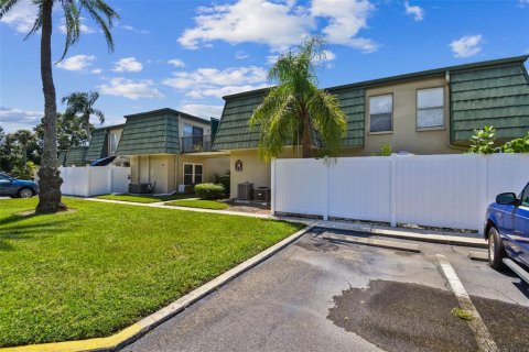 Condo in Clearwater, Florida, 2 bedrooms № 2229971 - photo 2