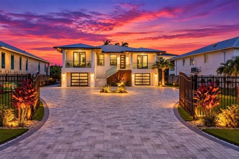 House in Sarasota, Florida 4 bedrooms, 258.27 sq.m. № 2393462 - photo 2