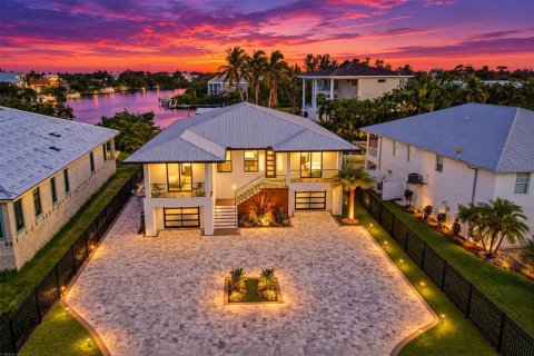 House in Sarasota, Florida 4 bedrooms, 258.27 sq.m. № 2393462