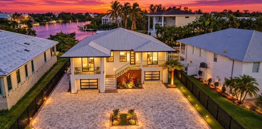 House in Sarasota, Florida 4 bedrooms, 258.27 sq.m. № 2393462