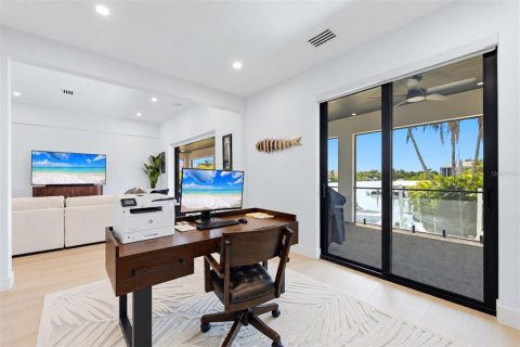 House in Sarasota, Florida 4 bedrooms, 258.27 sq.m. № 2393462 - photo 23