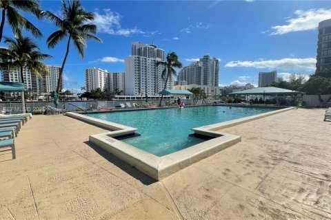 Copropriété à louer à Hallandale Beach, Floride: 2 chambres, 104.98 m2 № 1987267 - photo 18