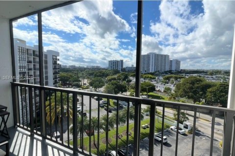 Copropriété à louer à Hallandale Beach, Floride: 2 chambres, 104.98 m2 № 1987267 - photo 1