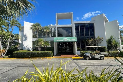 Copropriété à louer à Hallandale Beach, Floride: 2 chambres, 104.98 m2 № 1987267 - photo 16