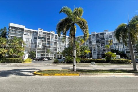 Copropriété à louer à Hallandale Beach, Floride: 2 chambres, 104.98 m2 № 1987267 - photo 22