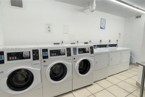 Copropriété à louer à Hallandale Beach, Floride: 2 chambres, 104.98 m2 № 1987267 - photo 23