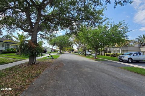 House in Cooper City, Florida 4 bedrooms, 168.8 sq.m. № 2189733 - photo 19