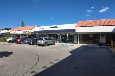 Commercial property in Doral, Florida № 1990764 - photo 2