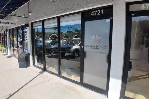Commercial property in Doral, Florida № 1990764 - photo 1