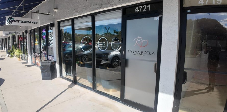 Commercial property in Doral, Florida № 1990764