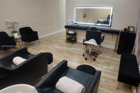 Commercial property in Doral, Florida № 1990764 - photo 15