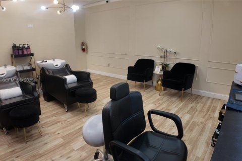 Commercial property in Doral, Florida № 1990764 - photo 19