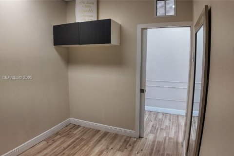 Commercial property in Doral, Florida № 1990764 - photo 12