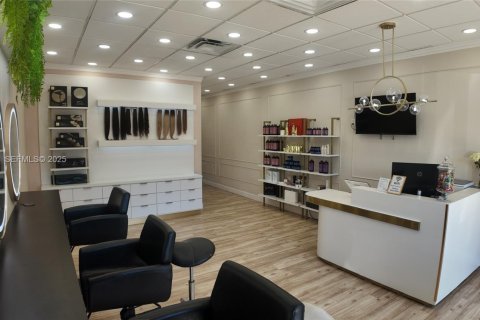 Commercial property in Doral, Florida № 1990764 - photo 7