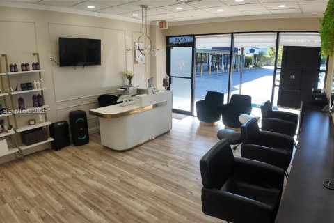 Commercial property in Doral, Florida № 1990764 - photo 9