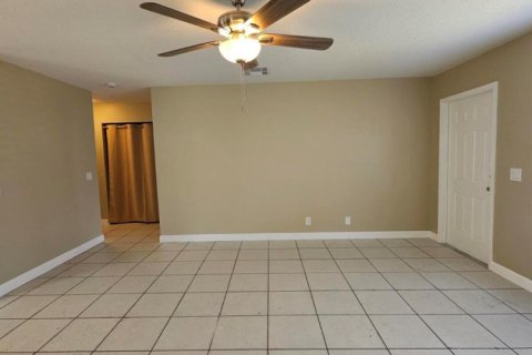 Touwnhouse à louer à Haverhill, Floride: 3 chambres, 121.89 m2 № 2390082 - photo 2