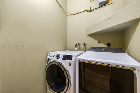 House in Miami, Florida 5 bedrooms, 482.16 sq.m. № 1779610 - photo 29