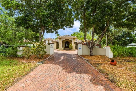 House in Miami, Florida 5 bedrooms, 482.16 sq.m. № 1779610 - photo 1