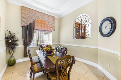 House in Miami, Florida 5 bedrooms, 482.16 sq.m. № 1779610 - photo 18