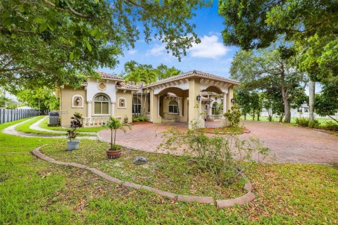 House in Miami, Florida 5 bedrooms, 482.16 sq.m. № 1779610 - photo 6