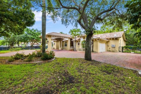 House in Miami, Florida 5 bedrooms, 482.16 sq.m. № 1779610 - photo 3